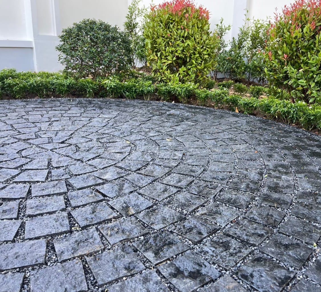 หินลูกเต๋าปูพื้น COBBLESTONE แบบวงกลม MODERN DECOR รุ่นคลาสสิก ผิวธรรมชาติ ข้างตัดธรรมชาติ 50X50X3 ซม. หินธรรมชาติแกรนิตสีดำ_3